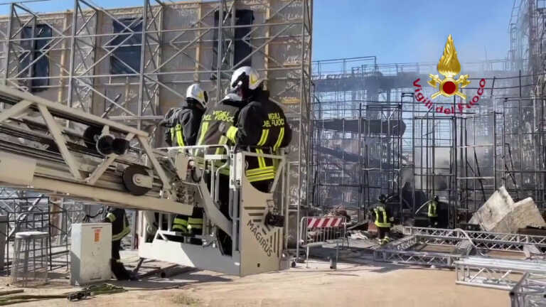 Galleria foto 'Roma, Spento l’incendio agli Studios di Cinecittà' - foto 1