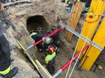 Galleria foto 'Roma, tunnel abusivo scavato da negozio sfitto: ipotesi banda del buco' - foto 1