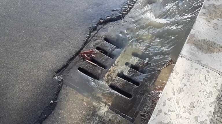 Galleria foto 'Rottura condotta Aqp, Decaro vieta i bagni a Torre Carnosa' - foto 1