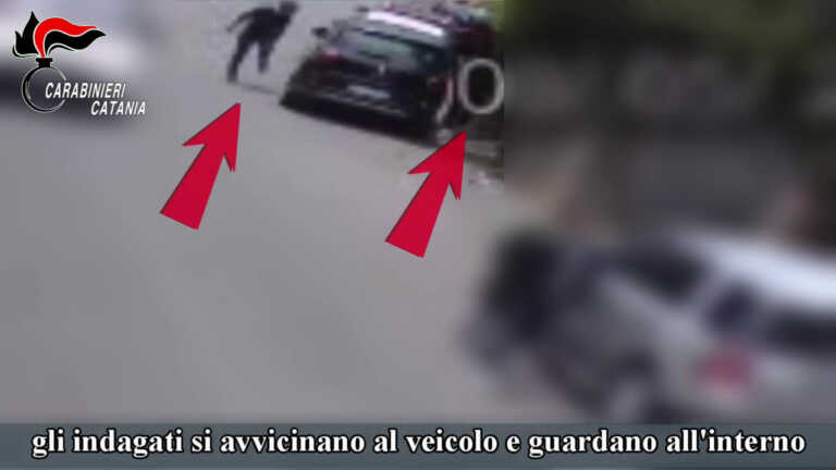 Galleria foto 'Rubano un’auto in meno di 20 secondi, presi padre e figlio a Catania' - foto 1