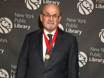 Galleria foto 'Salman Rushdie aggredito a New York mentre parlava ad evento' - foto 1