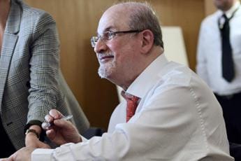 Galleria foto 'Salman Rushdie, il figlio: “Ferite gravi, ma umorismo intatto”' - foto 1