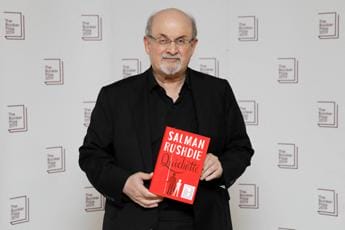 Galleria foto 'Salman Rushdie operato, rischia di perdere un occhio' - foto 1