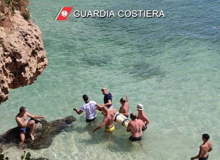 Monopoli: 27enne cade dagli scogli. Salvata dalla Guardia costiera – FOTO e VIDEO