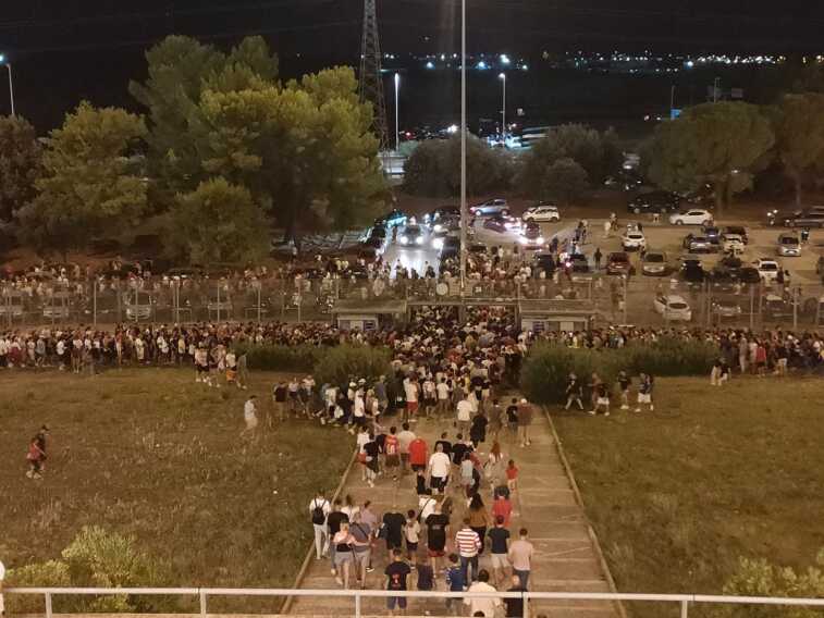 Lunghe attese e disagi al San Nicola: «Un’organizzazione da terza categoria»