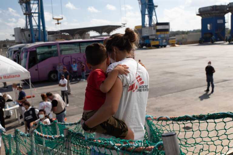 Sbarcati a Taranto i 106 migranti della Geo Barents: tra loro 26 donne e 42 minori