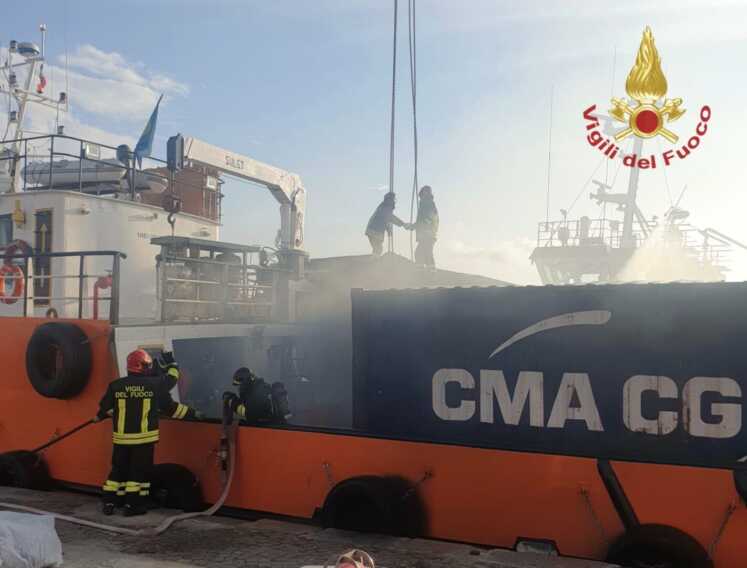 Galleria foto 'Scoppio al porto di Crotone, tre morti e due feriti' - foto 1