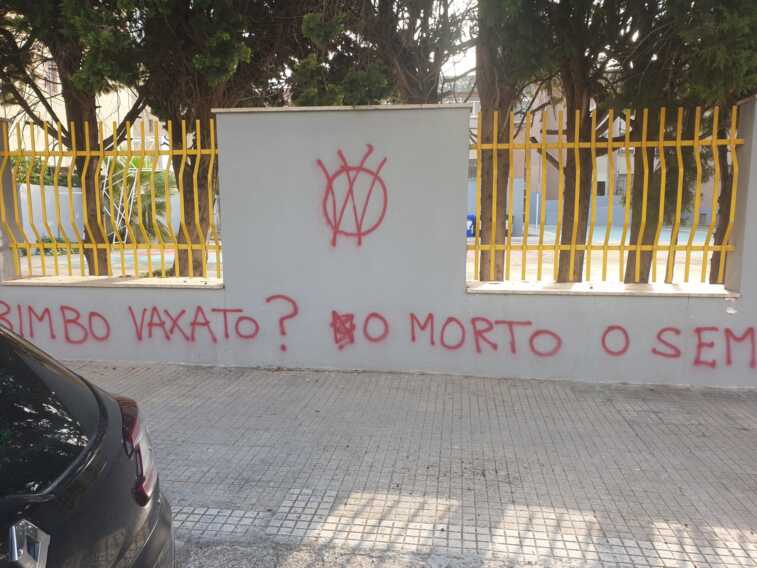 No vax imbrattano una scuola a Lecce: «Attacco incivile. Serve campagna informativa»