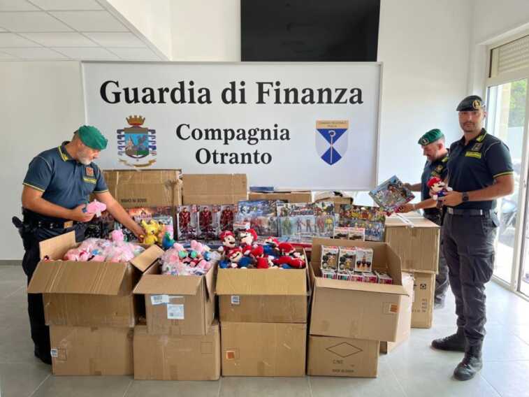 Galleria foto 'Giocattoli contraffatti e senza i requisiti di sicurezza: maxisequestro a Lecce' - foto 1