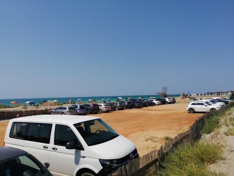 Puglia, via libera ai parcheggi temporanei vicino ai lidi: potranno avere fino a 500 posti