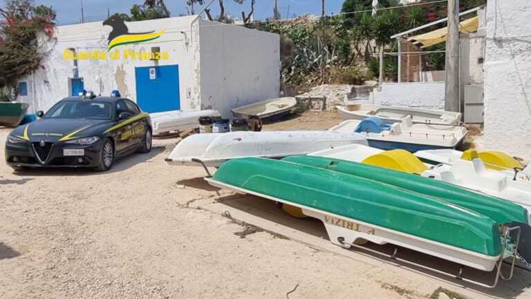 Ombrelloni e sdraio abusivi a Cala Paura a Polignano: sequestrati