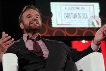 Galleria foto 'Sfogo anti-social di Christian De Sica : “Possibile essere così cafoni?”' - foto 1