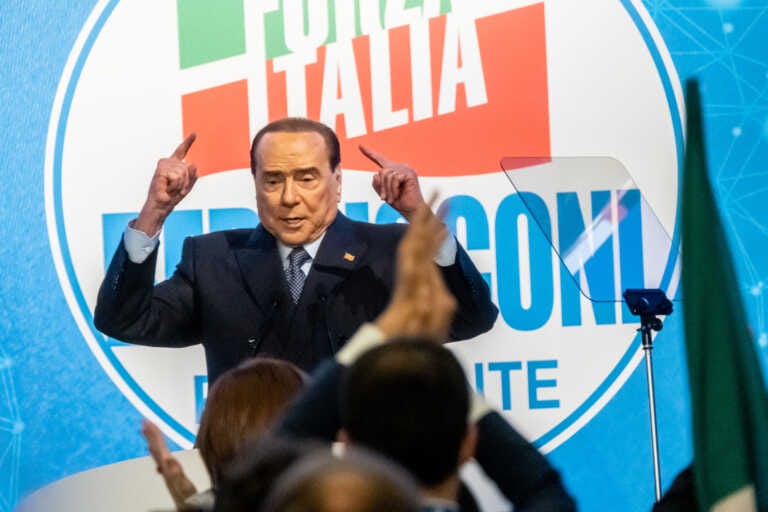 Berlusconi suona la carica anche in Puglia: «Il federalismo fiscale giova a Nord e Sud» – VIDEO