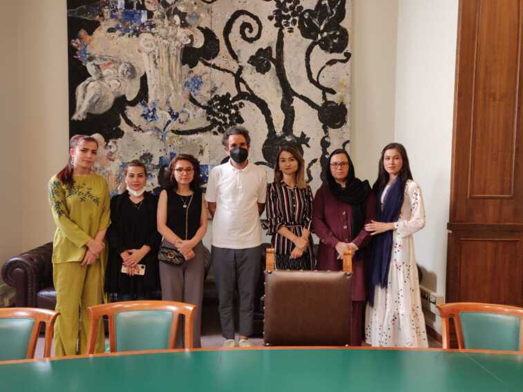 Galleria foto 'Sei donne afghane a Lecce, Salvemini: «La nostra è terra di accoglienza»' - foto 1