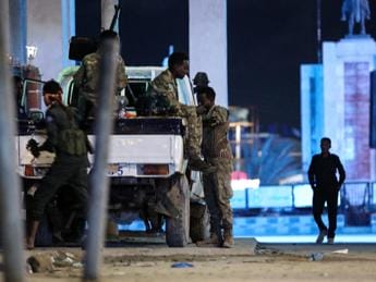 Galleria foto 'Somalia, attacco al-Shabab contro hotel a Mogadiscio: 8 morti' - foto 1
