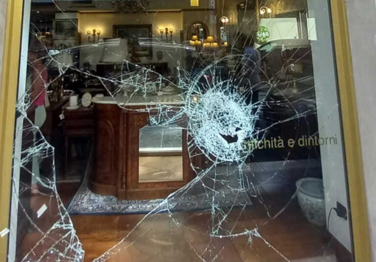 Spaccata al locale chiuso per ferie alla vigilia di Ferragosto