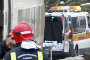 Galleria foto 'Spagna, incendio vicino a binari: passeggeri in fuga dal treno' - foto 1