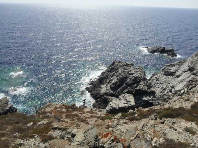 Cade da una scogliera in Sardegna: muore turista 74enne di Gioia del Colle