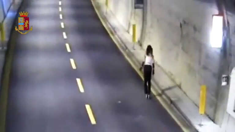 Galleria foto 'Sui pattini in autostrada, giovane multata in Liguria' - foto 1