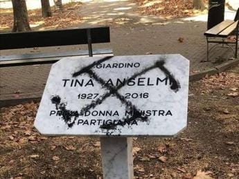 Galleria foto 'Torino, imbrattata con una svastica la lapide di Tina Anselmi' - foto 1