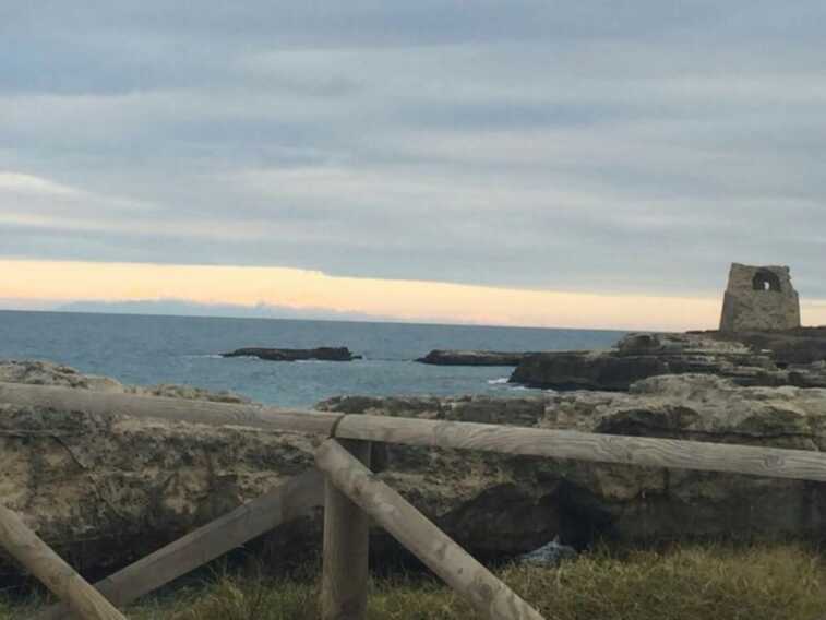 Lite in spiaggia per un asciugamano: bagnante ferito con un ombrellone a Torre dell’Orso
