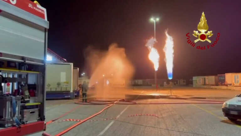 Galleria foto 'Trieste, intervento dei vigili del fuoco per fuga di gas al porto' - foto 1