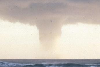 Galleria foto 'Tromba d’aria in Salento fa volare ombrelloni e lettini' - foto 1