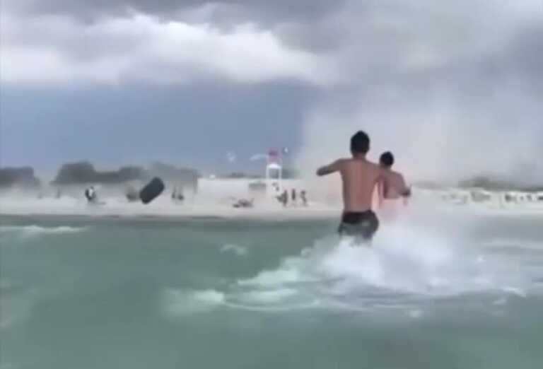 Tromba d’aria ad Ugento: ombrelloni in mare e bagnanti in fuga – VIDEO