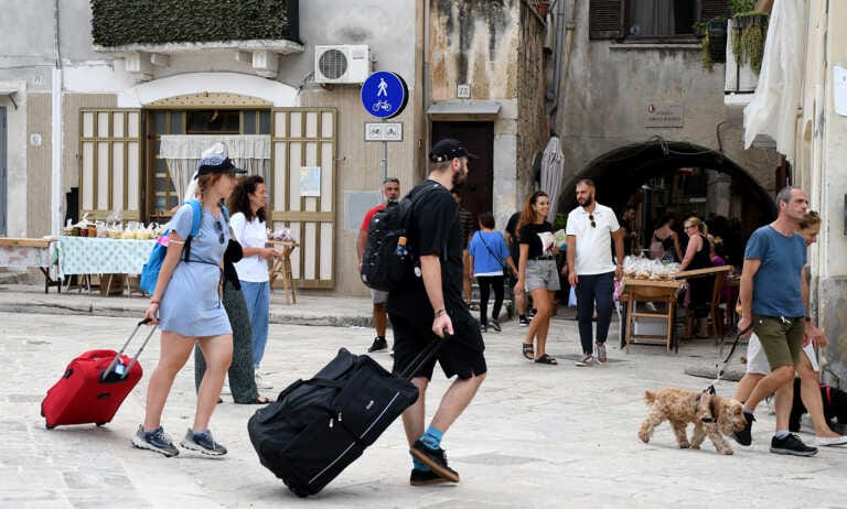 Bari, «Sì, è un Ferragosto da record ma i trasporti restano un flop»
