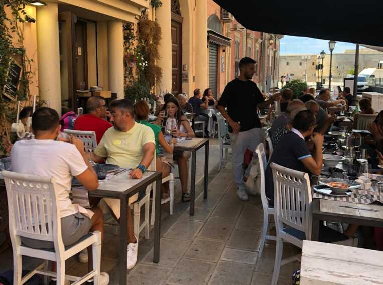 Taranto, città vecchia invasa da turisti. «Ma serve nuova mentalità»