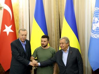 Galleria foto 'Ucraina, Zelensky: “Visita Erdogan messaggio potente di sostegno”' - foto 1