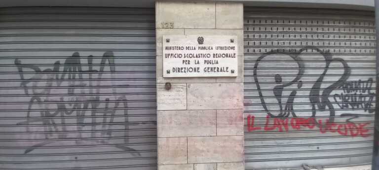 Galleria foto 'Puglia, scuole senza presidi ma il ministero non assume' - foto 1