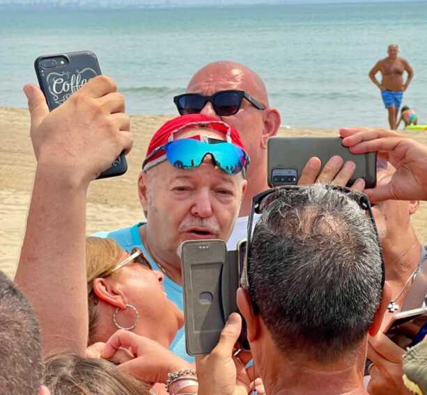 Vasco Rossi torna in Puglia: a Castellaneta Marina l’abbraccio con i fan – VIDEO