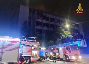 Galleria foto 'Vasto incendio nella notte in un edificio abbandonato a Milano' - foto 1