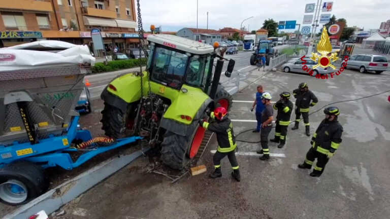 Galleria foto 'Veneto, sulla statale Pontebbana si ribalta camion carico d’uva' - foto 1