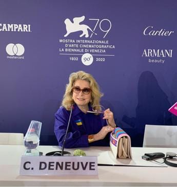 Galleria foto 'Venezia 79, Catherine Deneuve con la bandiera dell’Ucraina' - foto 1