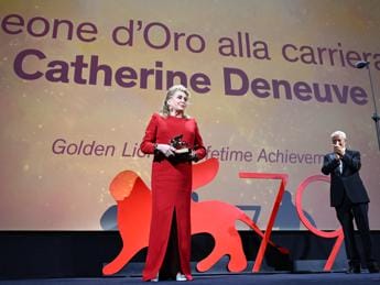 Galleria foto 'Venezia 79, consegnato a Catherine Deneuve il Leone doro alla carriera' - foto 1
