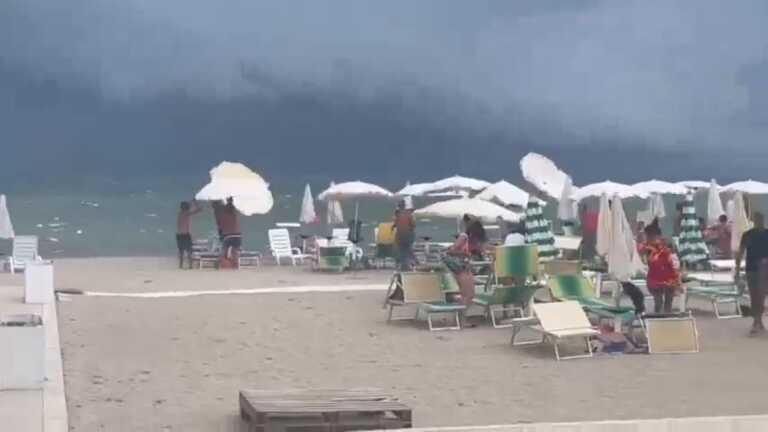 Galleria foto 'Tromba d’aria in Salento: bagnanti in fuga e alberi sradicati' - foto 1