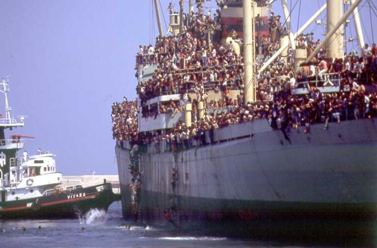 Bari, 31 anni dallo sbarco della Vlora. Decaro: «Lezione di accoglienza»