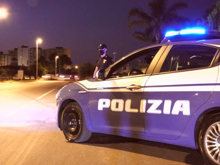 Scippa la collana d’oro all’anziana che l’aiuta: arrestata 29enne a Taranto