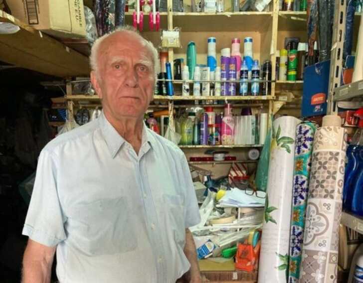 Ogni giorno in negozio a 90 anni: «Qui tutti mi vogliono bene»