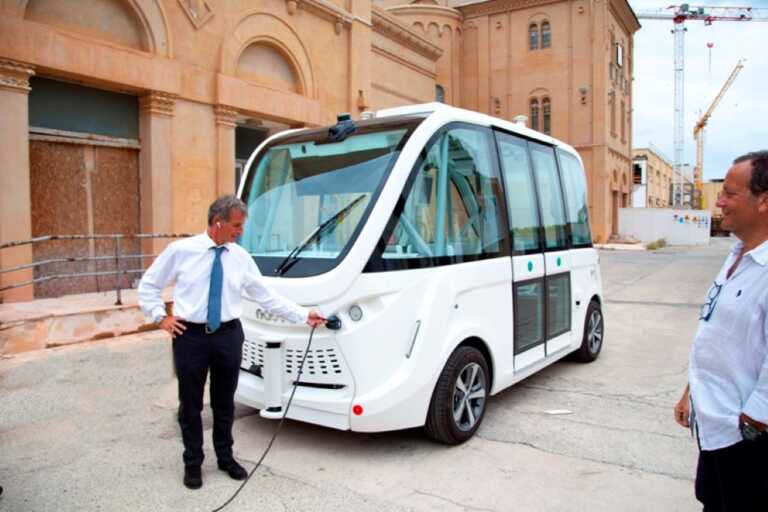 A Bari arriva Navya, il minibus a guida autonoma: la sperimentazione in Fiera