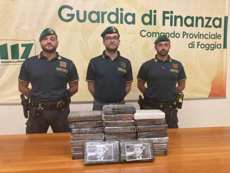 Galleria foto 'Foggia, 26 kg di cocaina sotto i sedili dell’auto: se venduta avrebbe fruttato 5 mln di euro – VIDEO' - foto 1