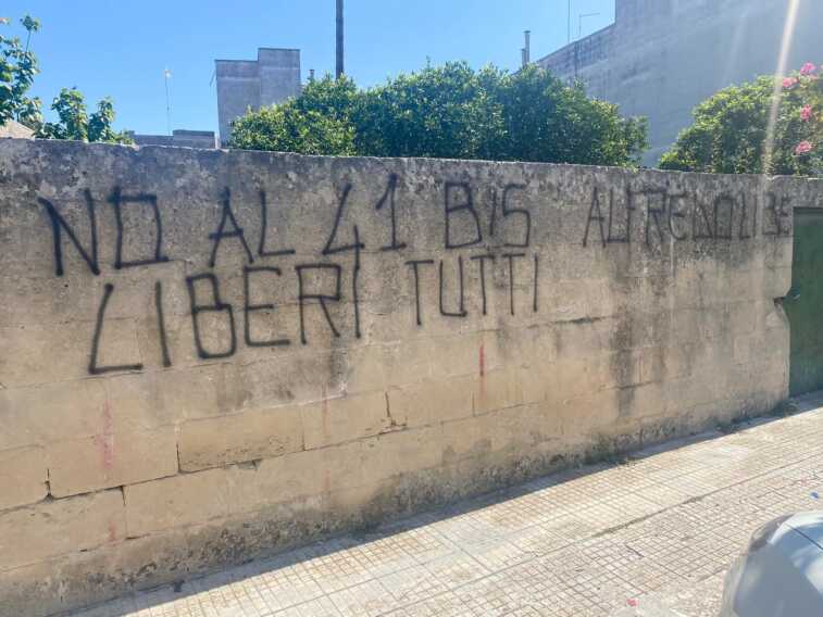 Scritte contro il “41 bis” sui muri di Calimera: denunciato un 44enne