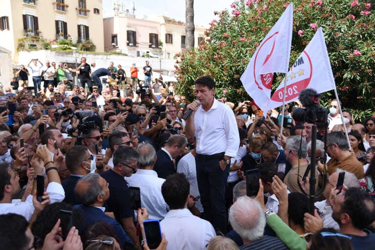 Conte: «Con Emiliano rapporto trasparente e leale». E dopo il comizio passeggia a Bari vecchia – FOTO e VIDEO