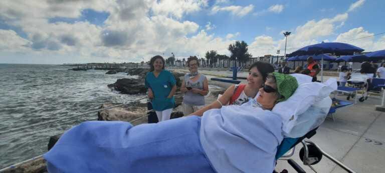 Dal chiuso di una stanza all’immensità del cielo: giornata al mare per 7 pazienti della Asl Bari – FOTO