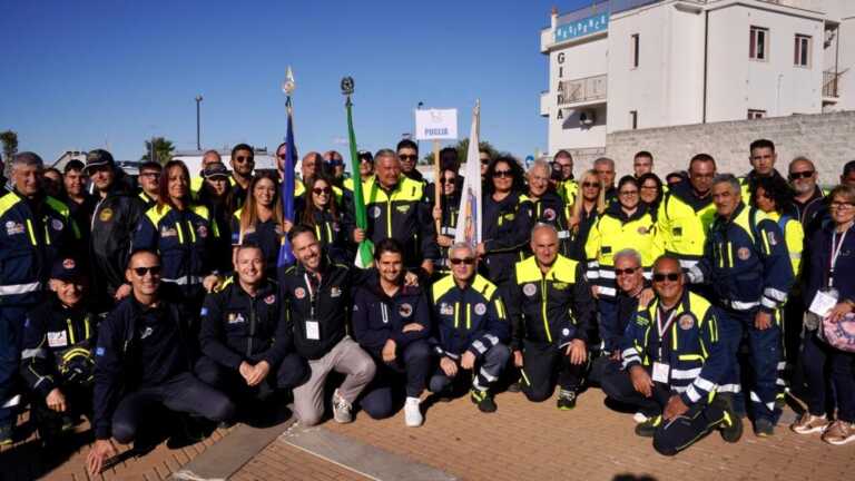 A Vieste sfilano i volontari della Protezione civile italiana, Emiliano: «Simbolo di generosità e altruismo»
