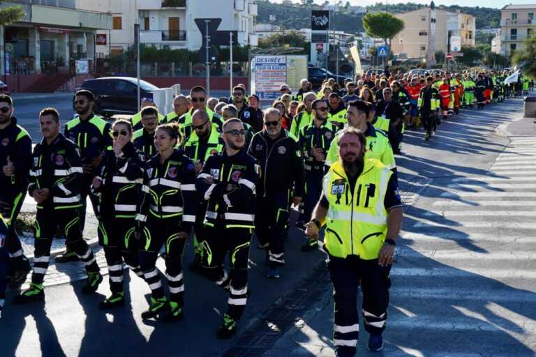 Galleria foto 'A Vieste sfilano i volontari della Protezione civile italiana, Emiliano: «Simbolo di generosità e altruismo»' - foto 3