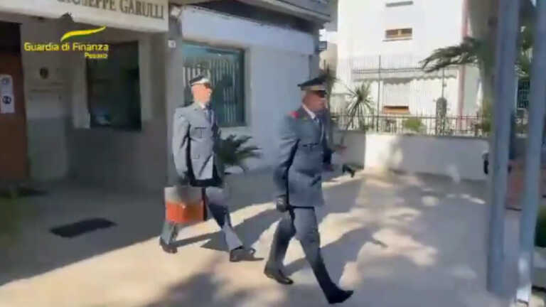 Galleria foto 'A Fano truffa dei diamanti con la complicità della banca' - foto 1
