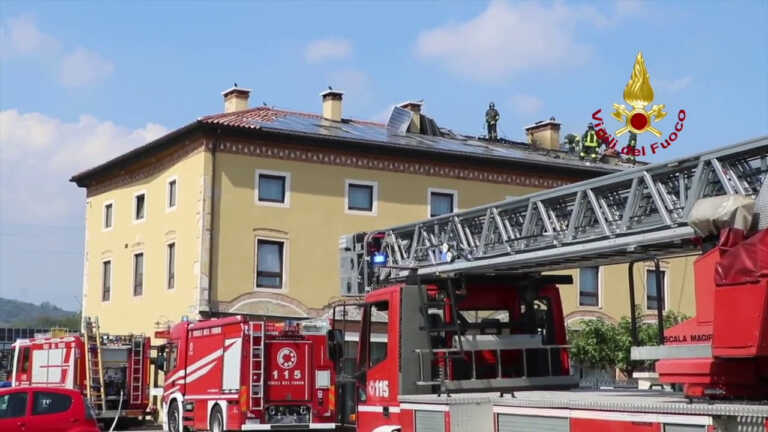 Galleria foto 'A fuoco pannelli fotovoltaici sul tetto di in un hotel nel vicentino' - foto 1